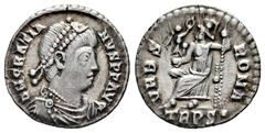 Roman Imperial Gratian. Siliqua. 367-375 AD. Trier. (Ric-IX 27f). (Rsc-86a). Anv.: D N GRATIANVS P F AVG, pearl-diademed, draped and cuirassed bust to right. Rev.: VRBS ROMA, Roma seated to left, hold