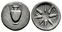 Greek Coins Illyria. Korkyra. Triobol. 400-350 a.C. (Sng Cop-159). (Hgc-6,48). Anv.: Amphora, with grape bunch hanging from each handle. Rev.: K - O - P. Eight-rayed star. Ag. 1,75 g. VF. Est...200,00