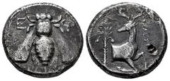 Greek Coins Ionia. Ephesos. Tetradrachm. 390-325 BC. Uncertain magistrate. (Pixodaros-pp. 172–206 (Unlist. obv)). Anv.: Bee. Rev.: Front of deer on the right; palm tree on the left, [...]KΛEON(?)[...]