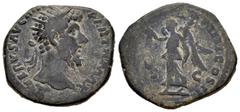 Roman Imperial Lucius Verus. Dupondius. 166-167 d.C. Rome. (Ric-III 1462). (Bmcre-1326). (C-210). Anv.: L VERVS AVG (ARM) PARTH MAX, radiate head to right. Rev.: (TR POT IMP VII IM)P IIII COS II, Vict