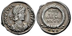 Roman Imperial Constantius II. Siliqua. 351-355 d.C. Constantinople. (Ric-102). (Rsc-342/3j). Anv.: D N CONSTANTIVS P F AVG, pearl-diademed, draped and cuirassed bust right. Rev.: VOTIS XXX MVLTIS XXX