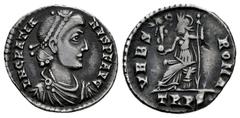 Roman Imperial Gratian. Siliqua. 367-375 AD. Trier. (Ric-IX 27f). (Rsc-86a). Anv.: D N GRATIANVS P F AVG, pearl-diademed, draped and cuirassed bust to right. Rev.: VRBS ROMA, Roma seated to left, hold