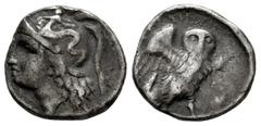 Greek Coins Calabria. Tarentum. Drachm. 302-281 BC. (Vlasto-1077/83). (HN Italy-1018). Anv.: Head of Athena to left, wearing crested Attic helmet ornamented with Skylla hurling a rock. Rev.: (ΤΑΡΑΝ)ΤΙ