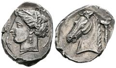 Grecia Antigua Acuñaciones Cartaginesas en Sicilia. Tetradracma. 400-360 a.C. (Cy-1067). (S-6435 viariante). Anv.: Cabeza de Aretusa a izquierda peinada con espigas y rodeada de delfines. Rev.: Prótom