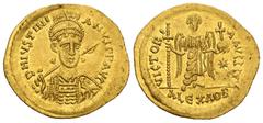 Imperio Bizantino Justiniano I. Sólido. 527-565 d.C. Alejandría. (Sear-no la cita). (DOC-no la cita). (MIB-no la cita). Anv.: DN IVSTINIANVS PF AVG. Justiniano con casco y revestido, sosteniendo una l