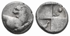 Greek Coins / Grecia Antigua Tracia. Cherronesos. Dracma. 480-350 a.C. (Cy-1500). Anv.: Prótomo de león a derecha mirando hacia atrás. Rev.: Cuadrado incuso cuadipartito con A superada de punto y ¿gal