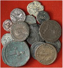 Lote formado por 10 bajos imperios, 2 cuadrantes, 1 denario y 1 sestercio, incluye 1 bronce griego de Tesalónica. Total 15 monedas. A examinar. BC+/MBC+.