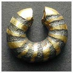 CELTIC COINAGE RING MONEY No: 1 Rufpreis/Start price CHF 5000 Striped type. 15,20 g. 15-17 mm diameter. 5 mm thick. Circa 1150-750. Waspish two-tone banded penannular ring of thick gold rod, round sec