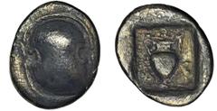 ANCIENT COINS Greece, Boeotia, Thebes, Drachm - RARERare variant with Δ-I on the reverse.BoeotiaThebes, Drachm 304-294 BCObverse: boeotian shield Reverse: amphora in incuse square, Δ-I across field We