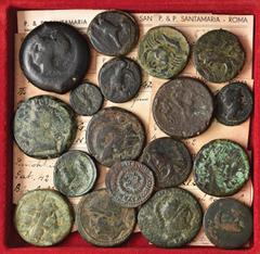 Lots LOTTI - Greche Agrigento (7), Catania, Palermo, Siracusa (3), Epiro, Fenicia assieme a oncia Repubblicana (3), e semisse di Costantino Lotto di 18 monete quasi tutte con cartellino Santamaria MB÷