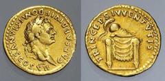 Domiziano (81-96 d.C.) - Aureo con il titolo di Cesare databile all'81 d.C. Zecca: Roma - Fronte: testa laureata dell'Imperatore a destra - Retro: altare drappeggiato sormontato da elmo corinzio - gr.