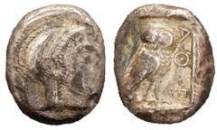 Atene - Insieme di un esemplare del Tetradramma e due della Dracma databili alla prima metà del Secolo V a.C. Tipologia usuale con la testa elmata di Atena al diritto e la civetta al rovescio - Rispet