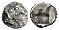 MONEDAS DE LOS GRIEGOS y sus enemigos JONIA. Focea-Phokaia. Fines s. VI a.C. Tetartemorion. Cab. de esfinge. Cuadrado incuso. BMC14.216, 88. S3500. 0,21 grs. EBCEx lote 345. Kunker 71. 12 de Marzo de 