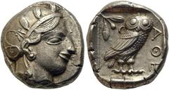 GRIECHISCHE MÜNZEN ATTIKA Athen Tetradrachme ca. 440-430 v. Chr. Av.: Archaischer Kopf der Athena nach rechts, auf ihrem Helm drei Olivenblätter und ein Planzentrieb. Rv.: ATHE, im Quadratum Incusum E