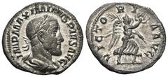 RÖMER, KAISERZEIT Maximinus I. Thrax (235-238), Denar 235-236, Rom. Av.: IMP MAXIMINVS PIVS AVG, belorbeerte, drapierte und gepanzerte Büste nach rechts. Rv.: VICTO-RI-A AVG, Victoria nach rechts schr