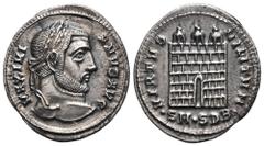 RÖMER, KAISERZEIT. Galerius 305-311, Argenteus 305-306, Serdica, 2. Offizin. Av.: MAXIMI-ANVS AVG, belorbeerter Kopf nach rechts. Rv.: VIRTVS MILITVM // • S M • SDB •, Porta Praetoria mit drei turmart