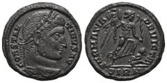 RÖMER, KAISERZEIT. Constantinus I. 306-337, Follis 324-325, Sirmium. Av.: CONSTAN-TINVS AVG, belorbeerter Kopf nach rechts. Rv.: SARMATIA DEVICTA // SIRM, Victoria mit Tropaeum und Palmzweig setzt Fuß