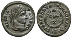 RÖMER, KAISERZEIT. Crispus 317-326, Follis 321-324, Siscia. Av.: FL IVL CRIS-PVS NOB C, belorbeerter Kopf nach rechts. Rv.: CAESARVM NOSTRORVM // ΔSIS✱, im Lorbeerkranz VOT•X. 3,48 g. RIC VII: 181. Vo