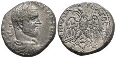 RÖMER, PROVINZIALPRÄGUNGEN, SYRIA. Beroea, Macrinus 217-218, Tetradrachme. Av.: AYT K MA OΠ C-Є • MAKPINOC • CЄ, drapierte, gepanzerte und belorbeerte Büste nach rechts. Rv.: ΔHMAPX • EΞ • YΠATOC ΠΠ, 