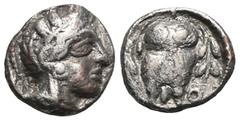 GRIECHEN, ATTICA Athen, Hemidrachme ca. 393-295 v. Chr. Av.: Kopf der Athena mit olivenbekränztem Helm nach rechts. Rv.: A/E–Θ, Eule frontal stehend, links und rechts Ölzweig. 1,92 g. Kroll: 12; HGC 4