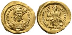 RÖMER, KAISERZEIT Theodosius II. 402-450, Solidus 443-450, Konstantinopel. Av.: D N THEODOSI-VS·P·F·AVG, gepanzerte Büste mit Helm, Perlendiadem und Speer von vorne mit leicht nach rechts geneigtem Ko