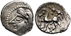 KELTEN, GALLIA. Bituriges, Quinar 70-50 v. Chr. Typ „au sanglier". Av.: Kopf nach links, gepunkteter Rand. Rv.: Pferd nach links, darüber Wildschwein, darunter X mit Kugelenden. 1,84 g. De la Tour: 41