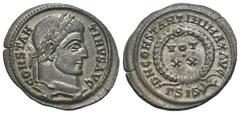 RÖMER, KAISERZEIT. Constantinus I. 306-337, Follis, Siscia. Av.: CONSTAN-TINVS AVG, belorbeerter Kopf nach rechts. Rv.: D N CONSTANTINI MAX AVG // ΓSIS✱, in einem Kranz VOT·XX. 2,83 g. RIC VII: 180. S