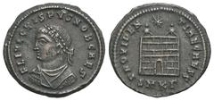 RÖMER, KAISERZEIT. Crispus 317-326, Follis 325-325, Cyzikus. Av.: FL IVL CRISPVS NOB CAES, gepanzerte, drapierte und belorbeerte Büste nach links. Rv.: PROVIDEN-TIAE CAESS // SMKΓ, Lagertor mit zwei T