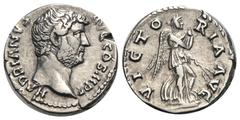 RÖMER, KAISERZEIT. Hadrianus 117-138, Denar 135, Rom. Av.: HADRIANVS AVG COS III P P, Kopf nach rechts. Rv.: VICTORIA AVG, Victoria mit gelupftem Gewand und Zweig nach rechts schreitend. 3,57 g. RIC I