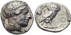 GRIECHISCHE MÜNZEN ATTIKA. Athen. Tetradrachme 454-404 v. Chr. 17,18 g. Av.: Archaischer Kopf der Athena nach rechts, auf ihrem Helm drei Olivenblätter und ein Pflanzentrieb. Rv.: Im Quadratum Incusum