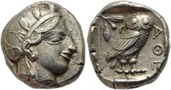 GRIECHISCHE MÜNZEN ATTIKA. Athen. Tetradrachme ca. 440-430 v. Chr. 17,19 g. Av.: Archaischer Kopf der Athena nach rechts, auf ihrem Helm drei Olivenblätter und ein Planzentrieb. Rv.: ATHE, im Quadratu