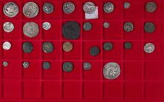 Antiquity Antike Lots und Sammlungen antiker Münzen GRIECHEN/RÖMER, interessante Sammlung mit griechischen Silbermünzen, Denare, Antoniniane und Sesterzen. Erhaltung meist um schön bis sehr schön. Ins