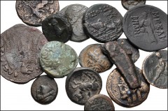 GREEK. Miscellaneous. Lot of sixteen (16) bronze coins. Includes: various types and cities, from Magna Graecia to the Ptolemies. Average Good Fine, one with tiny spots of bronze disease. LOT SOLD AS I