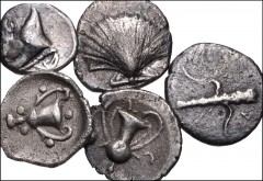 GREEK. Magna Graecia & Sicily. Lot of five (5) Tarentine AR fractions. Includes: AR Litra. Vlasto 1505 // AR Obol. Vlasto 1620 (2 coins) // AR 3/4 Obol. Vlasto 1703 // AR Trihemiobol. Vlasto 1733. Fin