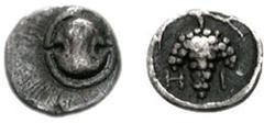 BOIOTIA, Thebes. Circa 395-338 BC. AR Tetartemorion (0.21 g). Hi(sm)-, magistrate. Struck circa 363-338 BC. Boiotian shield / Grape bunch on vine, HI across field; all within incuse concave circle. Bé