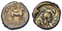 MONETE GRECHE SICILIA - SIRACUSA. Tetradracma, 478-475 a.C. Quadriga lenta guidata a d. dall'auriga, con in mano kentron e redini; sopra, Nike in volo a d. incorona i cavalli. R/ Testa della ninfa Are