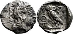 GRIECHISCHE MÜNZEN Attika Athen Obol 454/404 v. Chr., östlicher Beischlag. Kopf der Athena / Eule (Steinkauz), links Olivenzweig und Mondsichel. 12h. HGC vgl. 1666 (Legende links). 0.52 g.; 9,2 mm. Fe