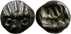 Sammlung de face Kleinasien Unbestimmte Münzstätte Obol (1/24 Stater) 6./5. Jhdt. v. Chr. Kopf eines Löwen (?) mit 5 Strahlen von vorn / Rohes Incusum. Slg. Klein vgl. 232 (Diobol); Slg. Rosen vgl. 39