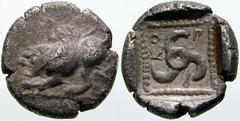 GRIECHISCHE MÜNZEN Lykien No.: 172 Schätzpreis-Estimation: EUR 200.- Dynast Kuprilli. Obol 470/440 v. Chr., Kandyba (?). Geflügelter Löwe /Triskeles in Quadratum incusum, Legende VhbdWWT. Vismara 112;