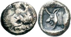 Lykien Unbestimmter Dynast Trihemiobol 500/480 v. Chr., unbestimmte Münzstätte. 0.95 g. Eberkopf nach r. / Stierkopf mit menschlichem Gesicht nach l. in Quadratum incusum. Müseler/Nollé II, 12 Babelon
