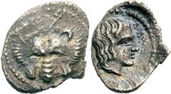 Lykien Dynast Ddenevele Obol um 400 v. Chr., unbestimmte Münzstätte (Tlos?). 0.59 g. Löwenmaske von vorn / Jugendlicher männlicher Kopf (Apollon?) nach r., im Feld Legende HHL. Babelon, Traité 447 var