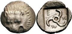 Lykien Dynast Mithrapata. Diobol 390/370 v. Chr., unbestimmte Münzstätte. 1.35 g. Löwenmaske von vorn / Triskeles in flachem Quadratum incusum, im Feld Pfeil und Legende XTg. Müseler / Nollé VIII, 23 