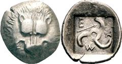 Lykien Dynast Mithrapata. Diobol 390/370 v. Chr., unbestimmte Münzstätte. 1.41 g. Löwenmaske von vorn / Triskeles in flachem Quadratum incusum, im Feld Pfeil und Legende XTg. Müseler / Nollé VIII, 24 