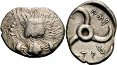 Lykien Dynast Trbbênimi Tetrobol 390/370 v. Chr., unbestimmte Münzstätte. 3.04 g. Löwenmaske von vorn / Triskeles in rundem Incusum, im Feld Legende fdFFJZTXT. Podalia Hoard 148 Müseler/Nollé VIII, 61