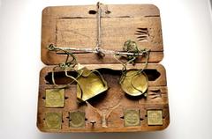 Köln Petrus Römer, Köln ca. 1738-1750 Münzwaage 1747. Rechteckiger Kasten aus Birnbaumholz mit zahlreichen eingeprägten Verzierungen. Im Deckel ein Schuber mit handgeschriebener Meistersignatur. Waage