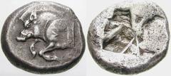 GRIECHISCHE MÜNZEN (GREEK COINS) -Lykien -Lykien 552. Unbestimmter Dynast (Kybernis?). Stater 500/480 v. Chr., unbestimmte Münzstätte. Eberprotome, auf der Schulter griechische Legende KV / Unregelmäs