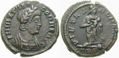 RÖMISCHE MÜNZEN (ROMAN COINS) -Kaiserliche Prägungen -Kaiserliche Prägungen 964. Constans für Theodora.. Halbcentennionalis vor 340, Trier. Büste / Pietas mit Kind. RIC 56; C. 4. 1.98 g. Schwarzbraune