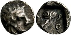 GRIECHISCHE MÜNZEN Attika Athen Tetartemorion 500/480 v. Chr. Kopf der Athena / Eule (Steinkauz). Svoronos, -; HGC 1685. 0.34 g.; Feine Tönung Selten Sehr schön Ex Auktion Naville 12, 2015, 32.