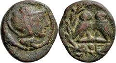 GRIECHISCHE MÜNZEN Attika Athen Kleinbronze (Dichalkon?) 130/90 v. Chr. Kopf der Athena mit korinthischem Helm nach rechts / Zwei Eulen, nach links und rechts auf Kultstab (Bakchos) oder Blitz stehend