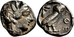 GRIECHISCHE MÜNZEN Attika Athen Tetradrachme 454/404 v. Chr. Kopf der Athena / Eule (Steinkauz) in Dreiviertelansicht, dahinter Olivenzweig und Halbmond. Svoronos, Tf. 12; HGC 1597; Starr, Tf. 22. 17.